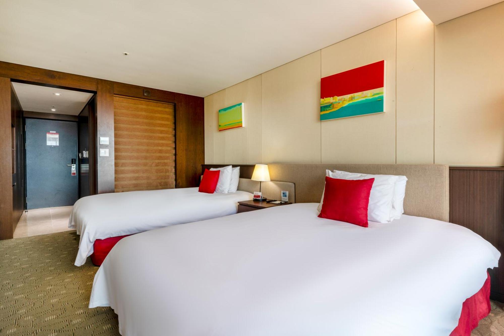 Ramada By Wyndham Jeju Hamdeok Hotel Exterior photo