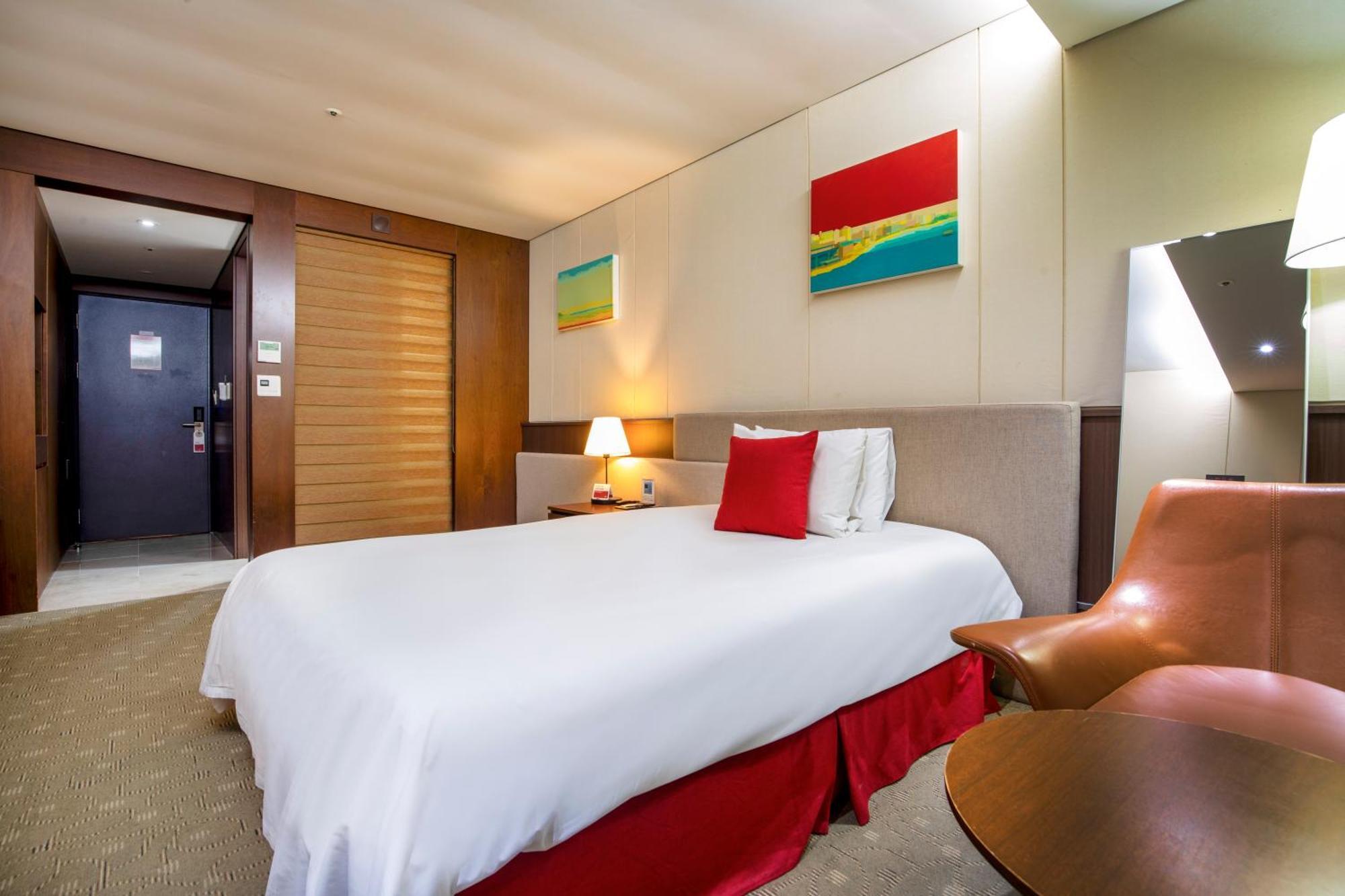 Ramada By Wyndham Jeju Hamdeok Hotel Exterior photo