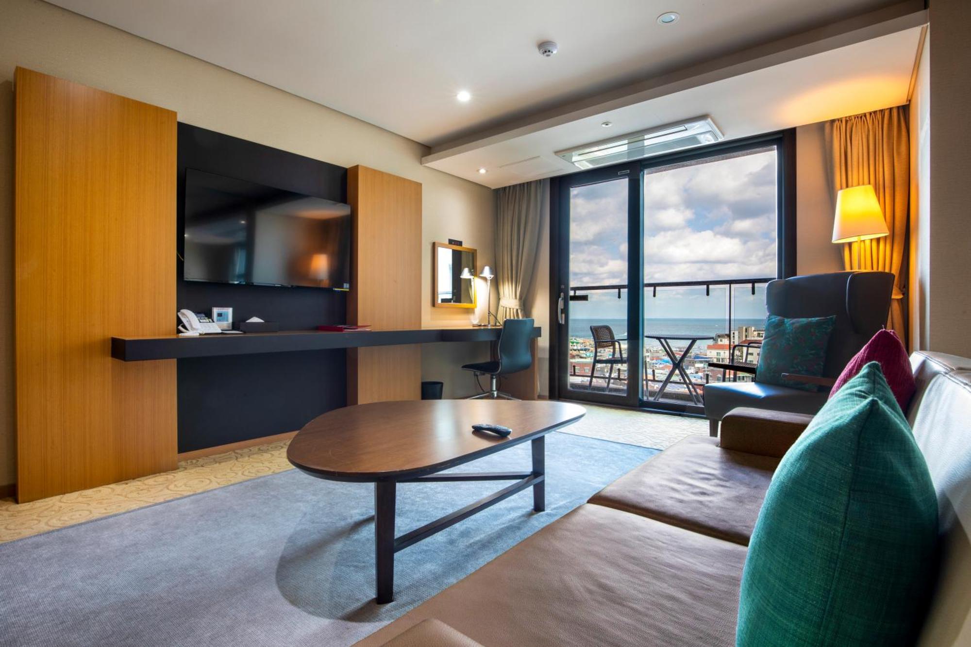 Ramada By Wyndham Jeju Hamdeok Hotel Exterior photo