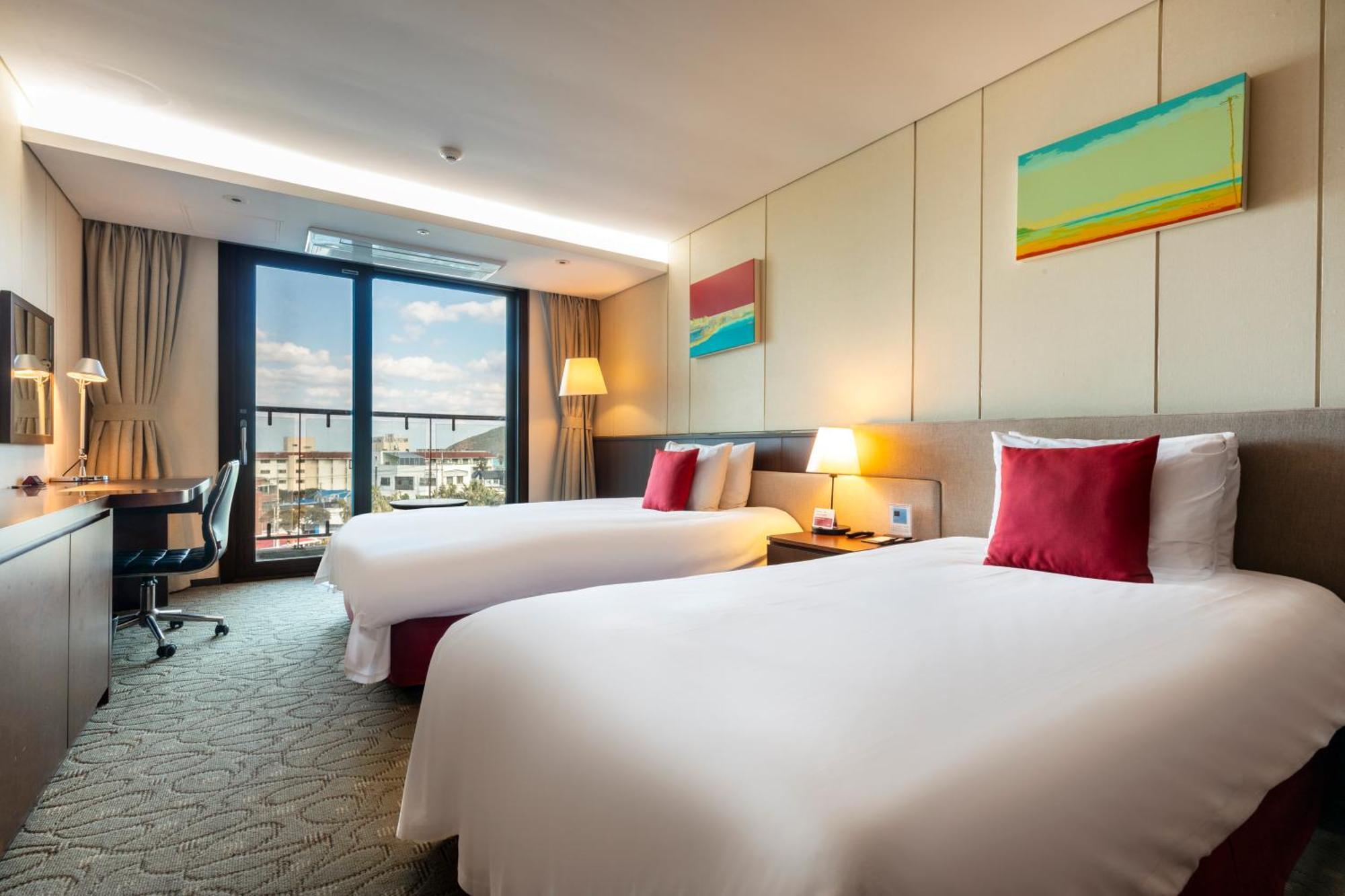 Ramada By Wyndham Jeju Hamdeok Hotel Exterior photo